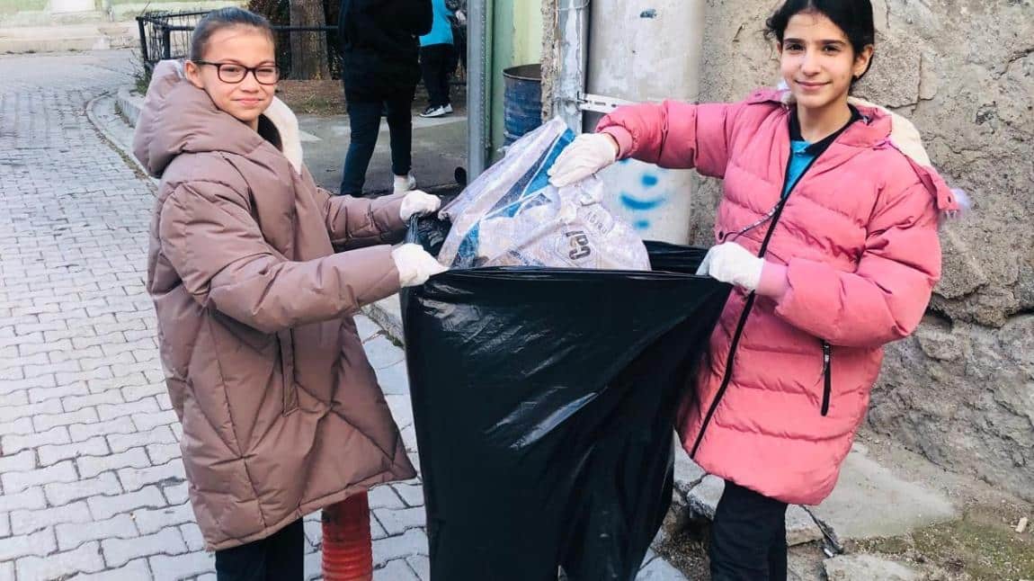 Sağlık Temizlik kulübü olarak Çevre temizliği yaptık.